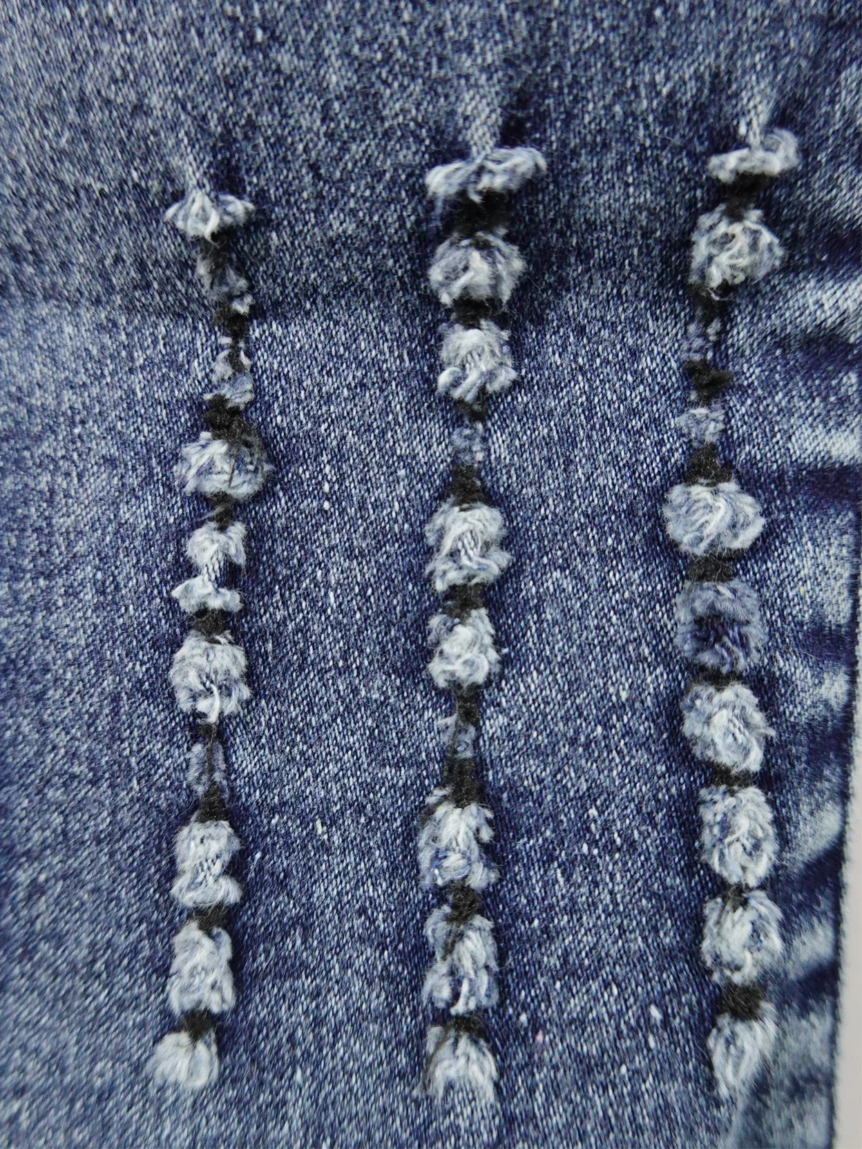 Elastic poker and embroidery tatted denim trousers