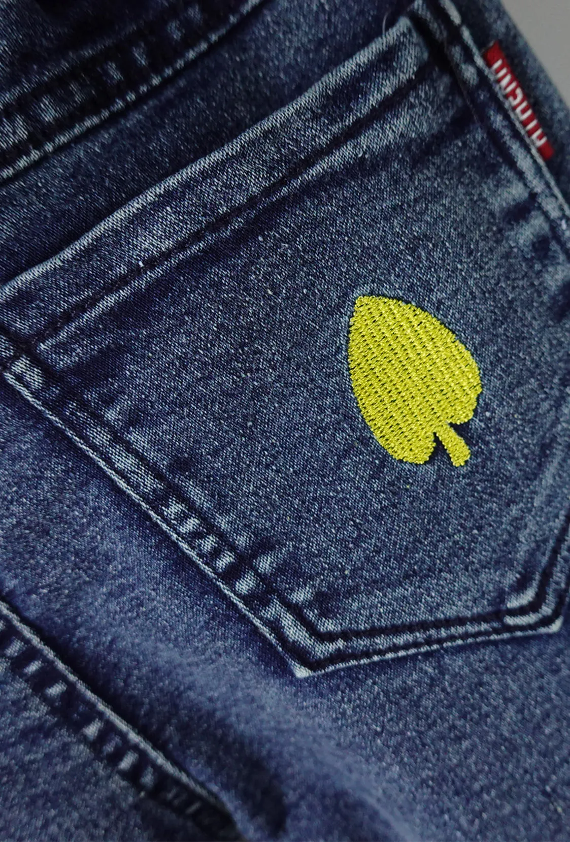 Elastic poker and embroidery tatted denim trousers